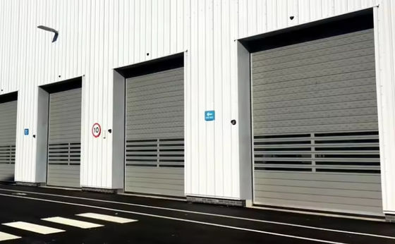 الباب المتعرج الذي يتم التحكم به بواسطة PLC مع سرعة 0.8m / s سرعة فتح وإغلاق مخصصة