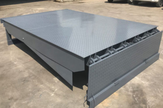 أدوات تسوية أبواب الميناء لوكشوب لوحة الميناء التلقائية 25000-40000LBS تصميم آمن مع ارتفاع سطح السفينة القابل للتخصيص وأشرطة السلامة