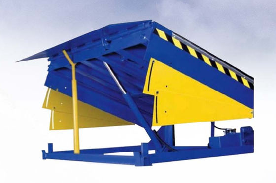 محطات تسوية أبواب الميناء ورشة عمل لوحة الميناء التلقائية 25000-40000LBS تصميم آمن ارتفاع سطح السفينة المخصصة منصة رفع هيدروليكية قابلة للتخصيص رصيف الميناء محطات تحميل رصيف للخدمات اللوجستية