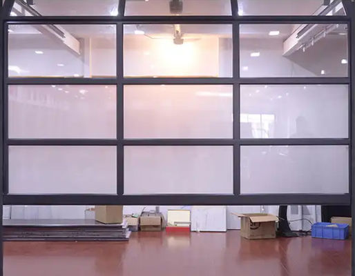 صلبة المياه حسب الطلب من الدرجة 3 الزجاج الشفاف الباب المرآب القسمي أسلوب التصميم الحديث