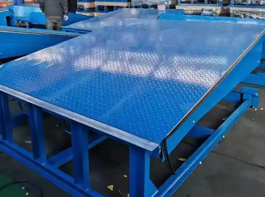 ورشة عمل مساوئ باب الرصيف الكهربائي لوحة رصيف أوتوماتيكية 25000-40000 رطل تصميم آمن للتحميل الآمن أسطوانة تحميل ميكانيكية أوتوماتيكية فولاذية منحدر رصيف هيدروليكي