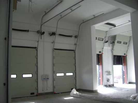 محطة إطفاء أوتوماتيكية أشكال الأبواب القطاعية الصناعية مع إطلاق الطوارئ وتصميم مخصص