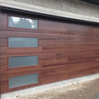 باب مستودع علوي مقطعي مع عزل بسماكة 50 مم - 80 مم وتشطيب مطلي بالمسحوق