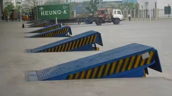 ورشة عمل رافعات أبواب الرصيف لوحة رصيف أوتوماتيكية مع قضبان أمان منصة تحميل فولاذية متينة وفعالة بسعة 8 أطنان للمستودعات