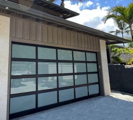 الصلبة للماء الدرجة 3 الزجاج الشفاف المقاومة للرياح ممتازة الصناعية العلوية صلبة قسمية باب المرآب مع يدوي أو تلقائي