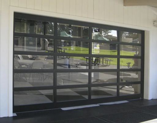 باب جراج مقطعي حديث أسود أنيق بإطار من الألومنيوم وزجاج مقسى شفاف، نمط باب مقطعي بفتح يدوي أو أوتوماتيكي