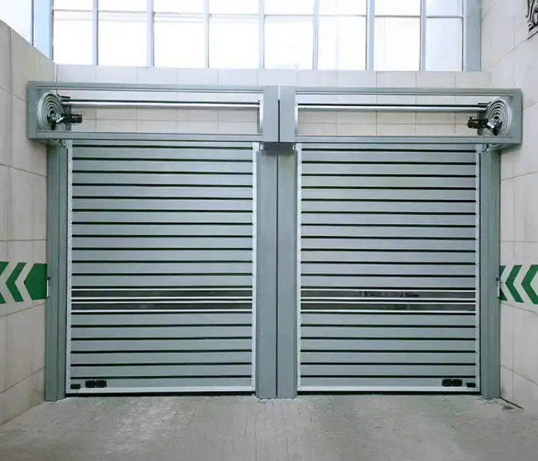 بوابة دوامة سريعة تحكمها اللوحة التحكمية مع 0.8m/s سرعات فتح وإغلاق في 220V / 50HZ مخصصة