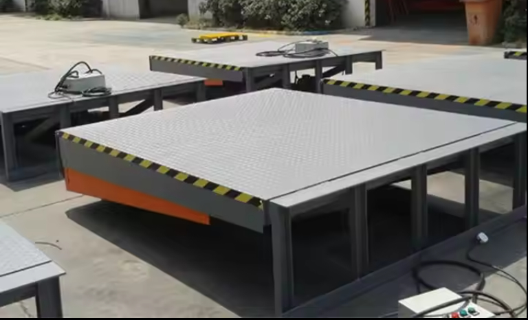 ورشة عمل مسويات أبواب الرصيف لوحة رصيف أوتوماتيكية 25000-40000 رطل تصميم آمن ميكانيكي عالي الأداء كهربائي هيدروليكي تحميل مرن