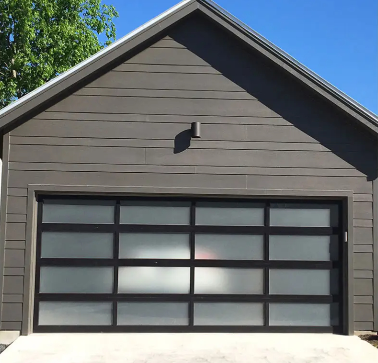 باب جراج مقطعي حديث أسود أنيق بإطار من الألومنيوم وزجاج مقسى شفاف، نمط باب مقطعي بفتح يدوي أو أوتوماتيكي